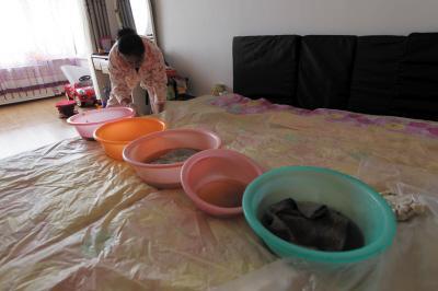 元宝山楼上漏水，住户失联，小区没物管，业主维权难！律师来支招……